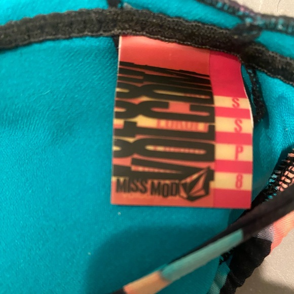 Women’s Volcom bikini set small - Picture 6 of 6